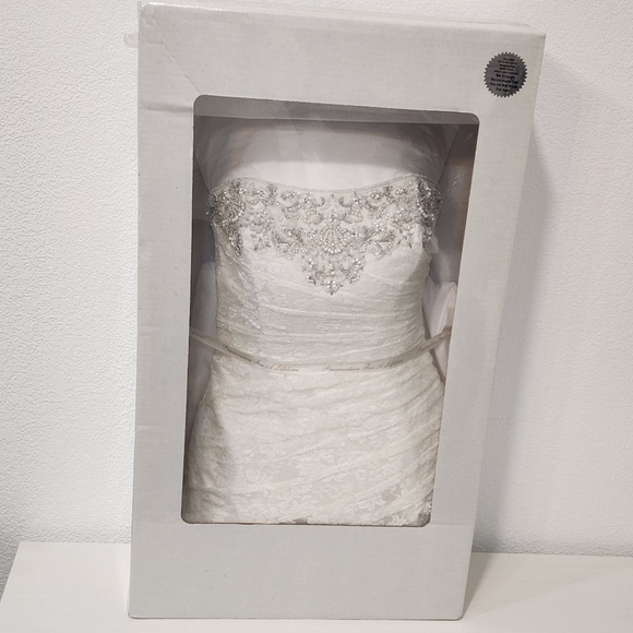 Davids Bridal A-line Lace Wedding Dress With Side Split Details Size: 10 - Picture 4 of 10